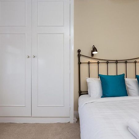 Quaint 2 Bedroom Flat - 9 Minutes Walk To Vauxhall Tube London Kültér fotó