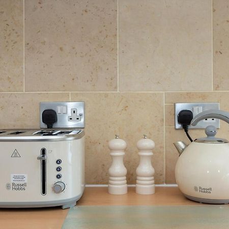 Quaint 2 Bedroom Flat - 9 Minutes Walk To Vauxhall Tube London Kültér fotó