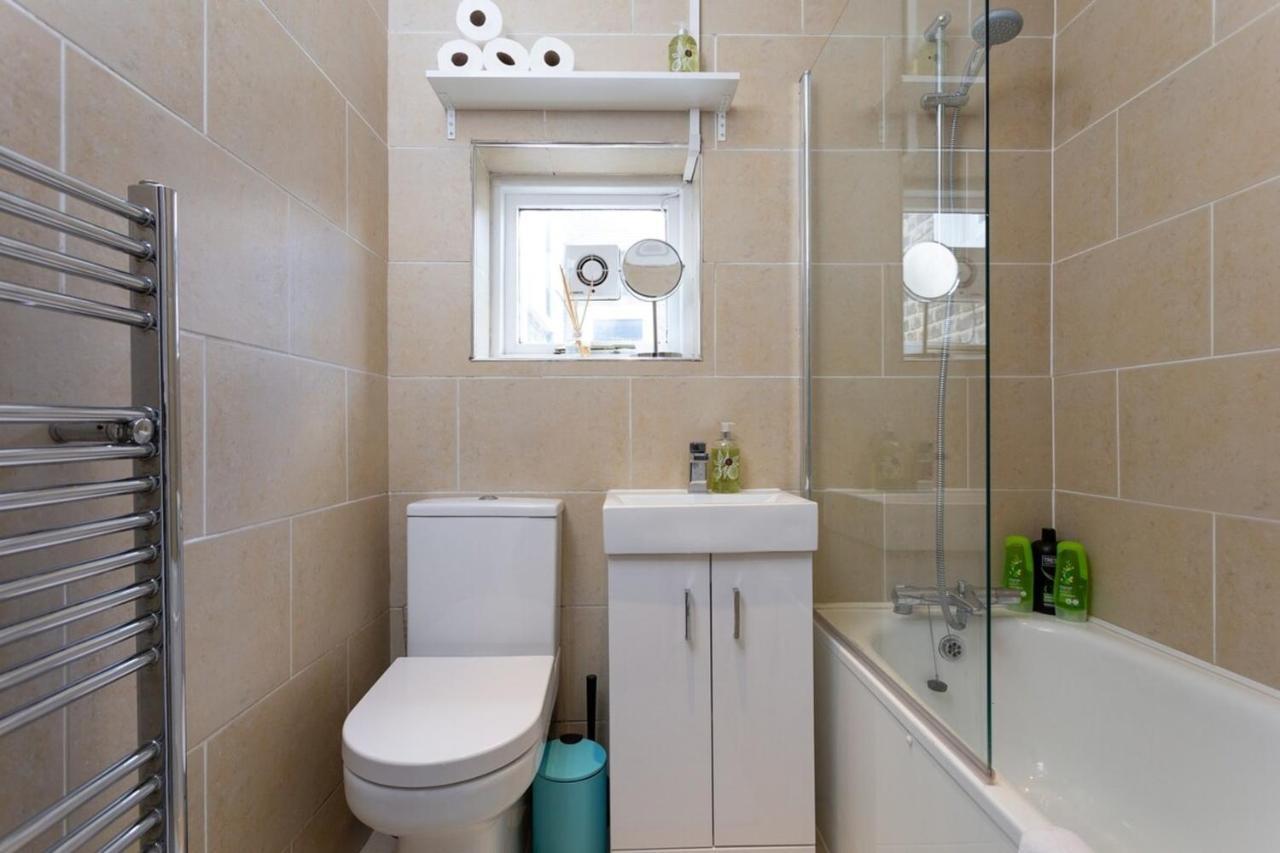 Quaint 2 Bedroom Flat - 9 Minutes Walk To Vauxhall Tube London Kültér fotó