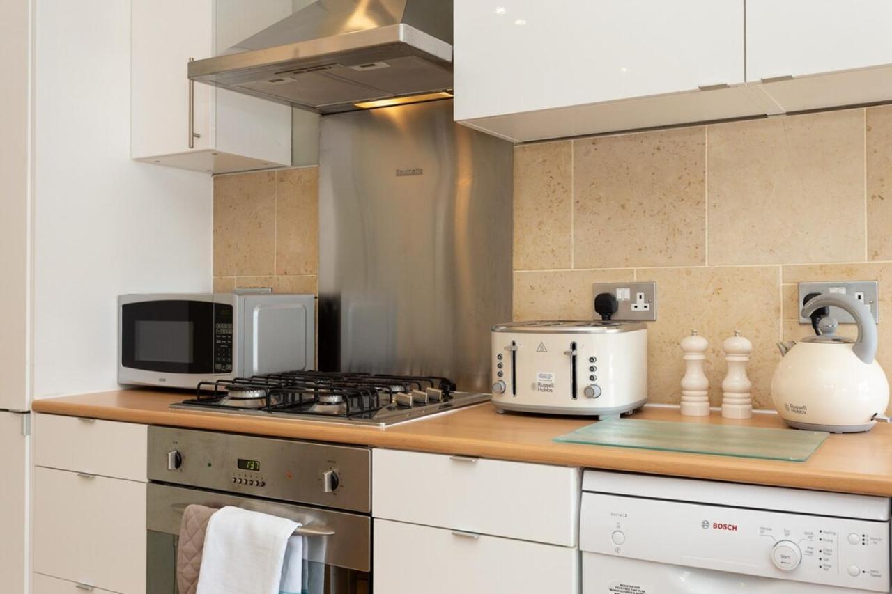 Quaint 2 Bedroom Flat - 9 Minutes Walk To Vauxhall Tube London Kültér fotó